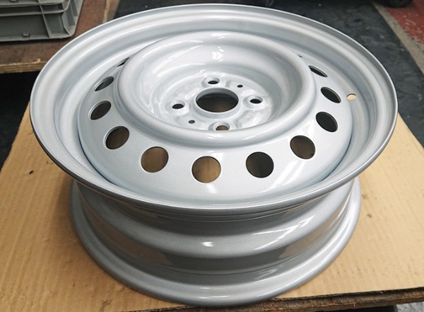 自動車ホイールの工業塗装事例